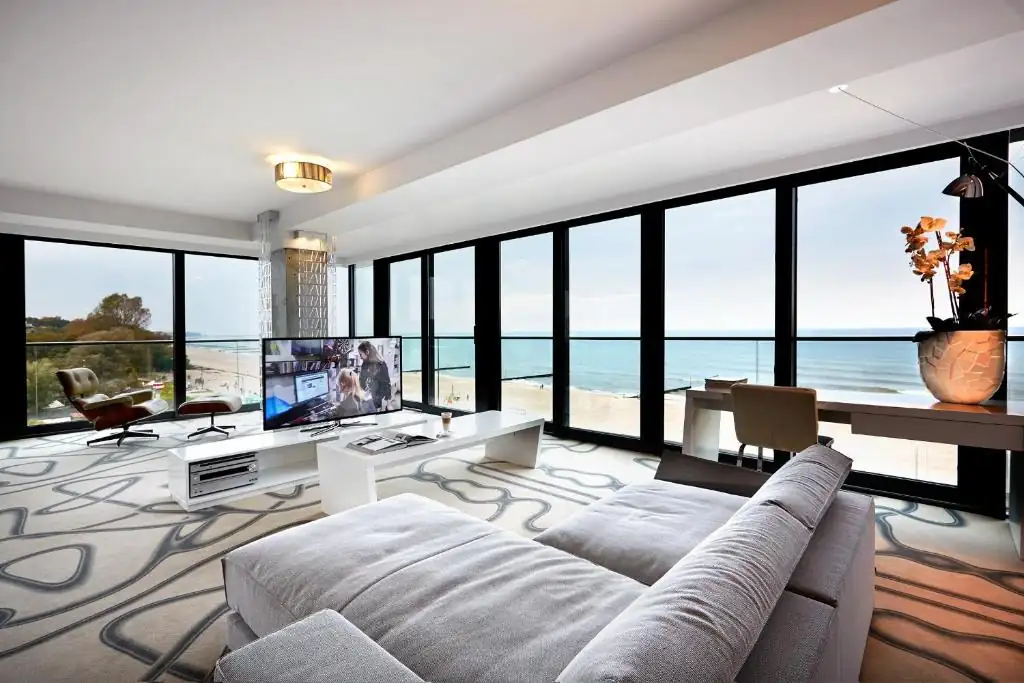 Helle Suite mit Panoramablick auf die Ostsee im Kolberg Marine Hotel