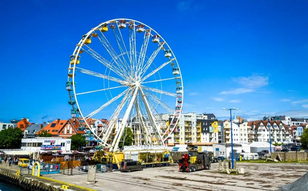 Riesenrad in Kolberg mit Blick über die Stadt und die Ostseeküste