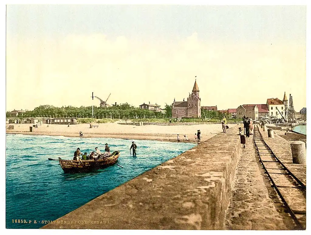 Historisches Foto von Ustka mit Leuchtturm, Hafen und Strand um 1900