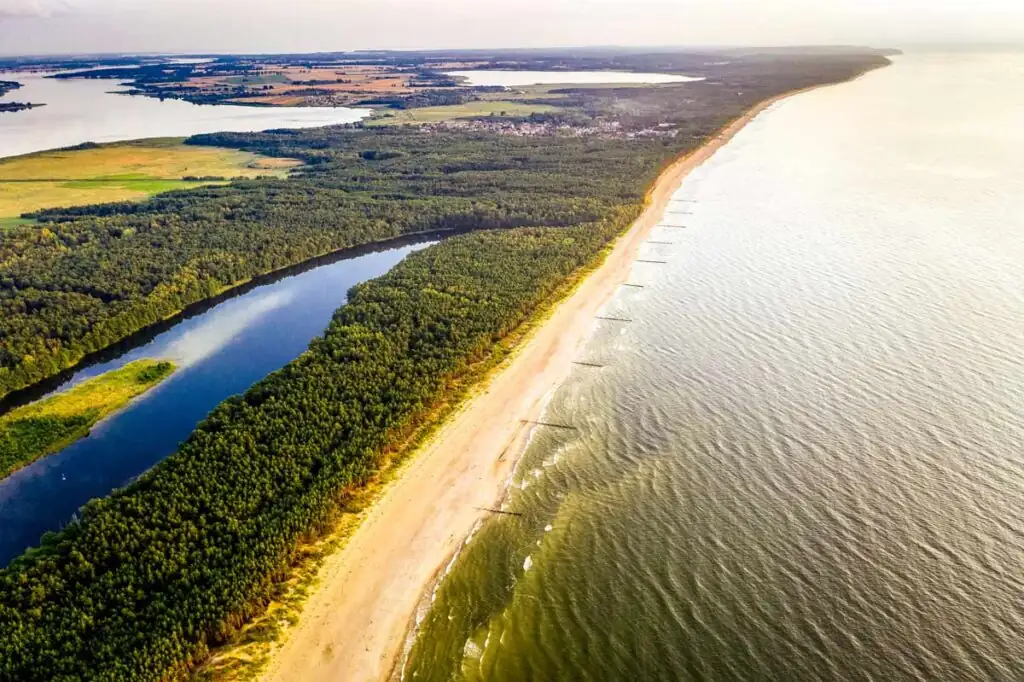 Drohnenaufnahme des östlichen Strands von Dziwnów in Richtung Międzywodzie an der polnischen Ostsee
