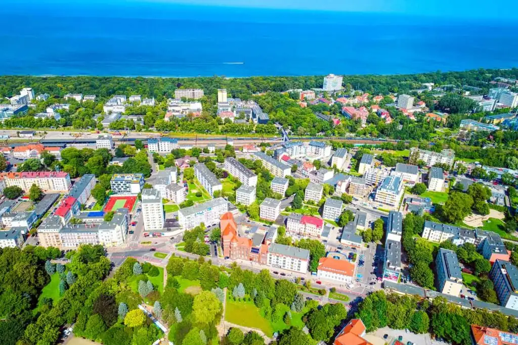 Kolberg (Kołobrzeg) aus der Luft: City und Promenadenbereich – Tipps zum Shoppen