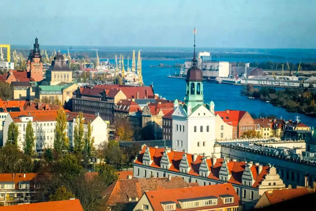 Drohnenaufnahme von Stettin mit Oder und Schloss der Pommerschen Herzöge, unweit vieler zentraler Hotels in Stettin.