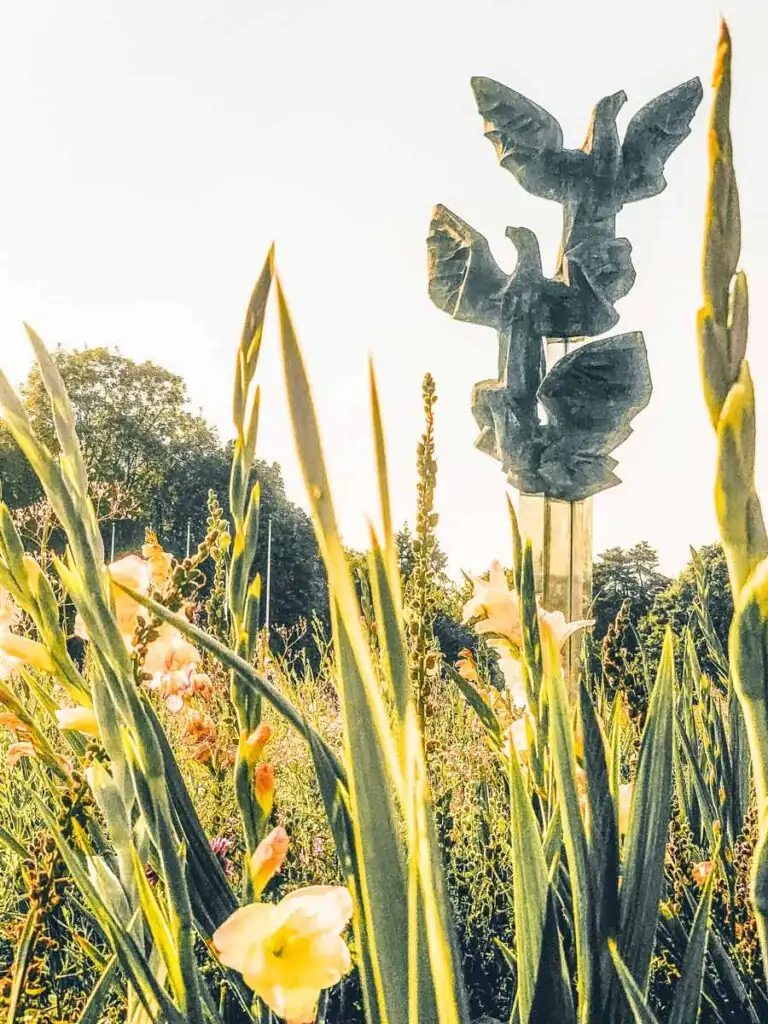Denkmal für die Tat der Polen (Pomnik Czynu Polaków) mit drei Adlern im Kasprowicz-Park in Stettin