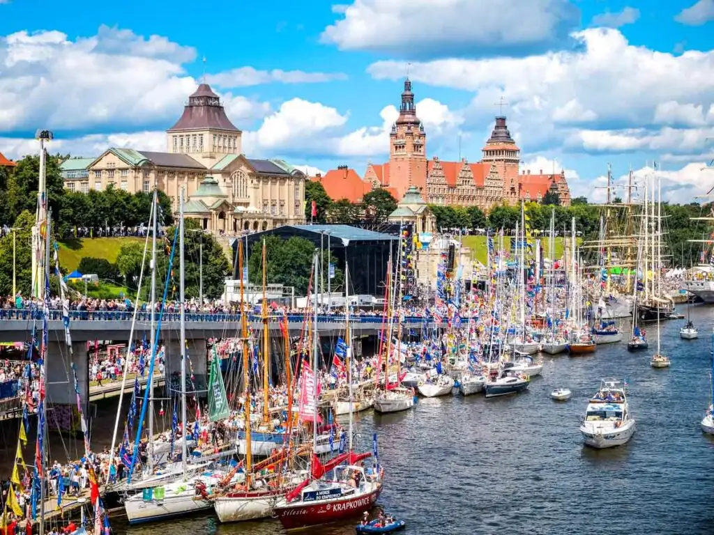Veranstaltung an den Hakenterrassen in Stettin mit Bühne, Schiffen und vielen Besuchern am Oderufer.