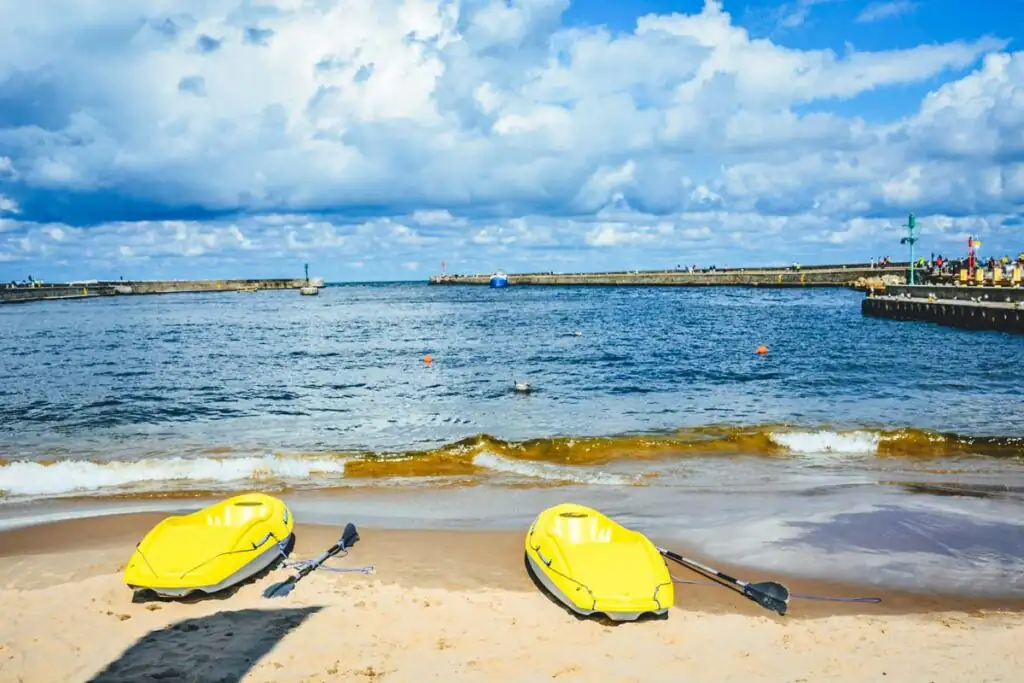 Kajak am Sandstrand nahe des Hafens von Ustka an der polnischen Ostsee