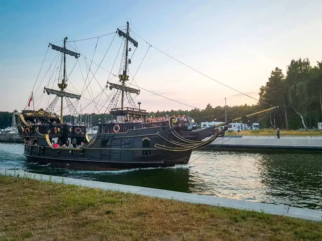 Piratenschiff im Hafen von Ustka – beliebte Attraktion für Schiffstouren auf der Ostsee