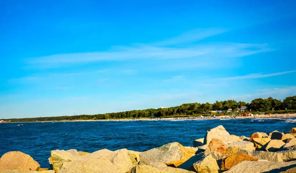 Blick von der Mole in Ustka Richtung Westen entlang der Polnischen Ostseeküste