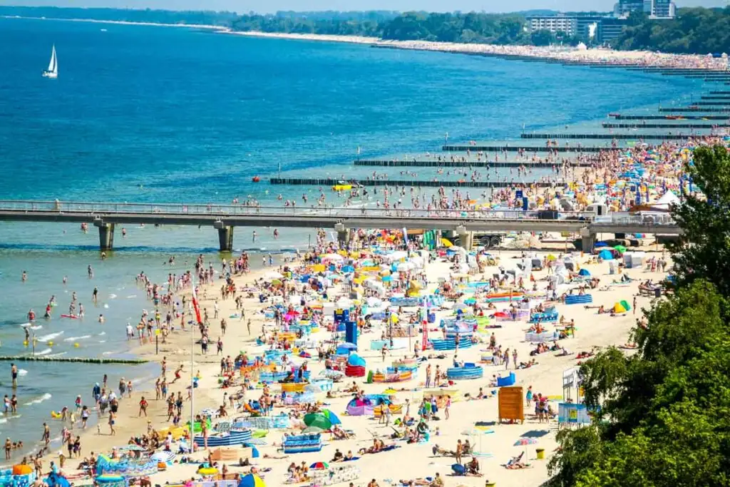 Badestrand von Kolberg mit Blick auf die Seebrücke und die Ostsee