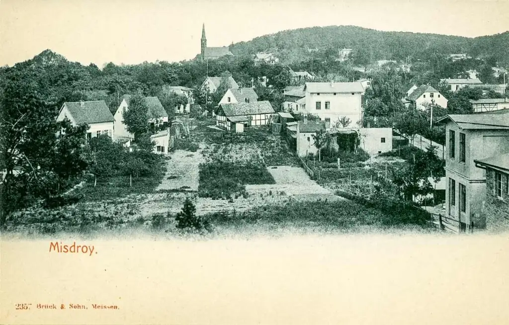 Misdroy (Międzyzdroje) 1902: historische Postkarte mit Kirche und Wohnhäusern im Ortskern.