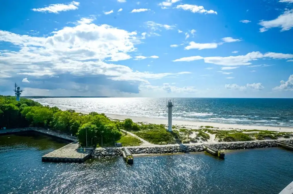 Blick von der Persante in Kolberg Richtung Westen mit Dünen und dem Weststrand im Hintergrund