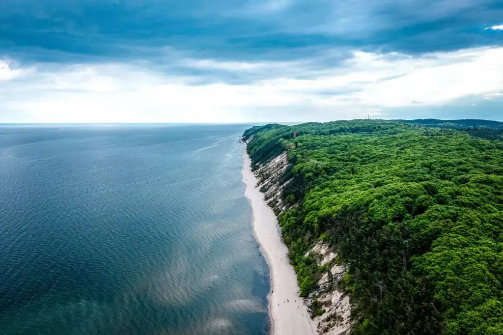 Strand an der Ostsee mit Blick auf den Nationalpark Wolin bei Misdroy – Küste, Meer und Wald in einzigartiger Kombination