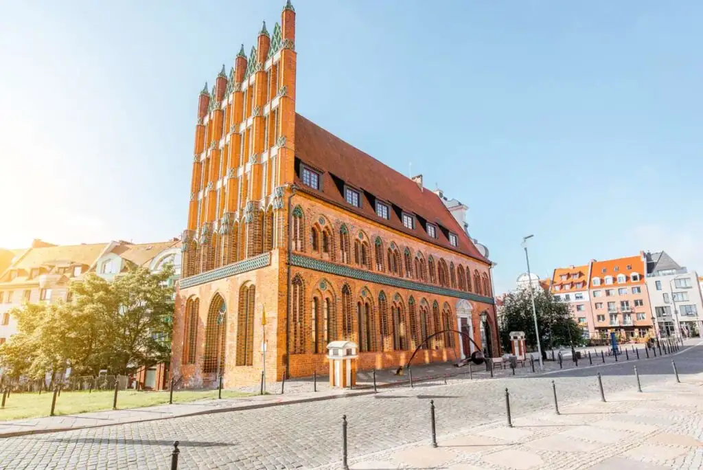 Altes Rathaus Stettin – gotischer Backsteinbau mit verzierten Maßwerkfenstern und grün glasierten Ziegeln, Sitz des Stadtmuseums Szczecin.