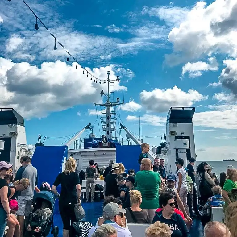 Fähre auf der Ostsee zwischen Danzig, Sopot und Hel. Passagiere genießen den Blick auf die Küste.