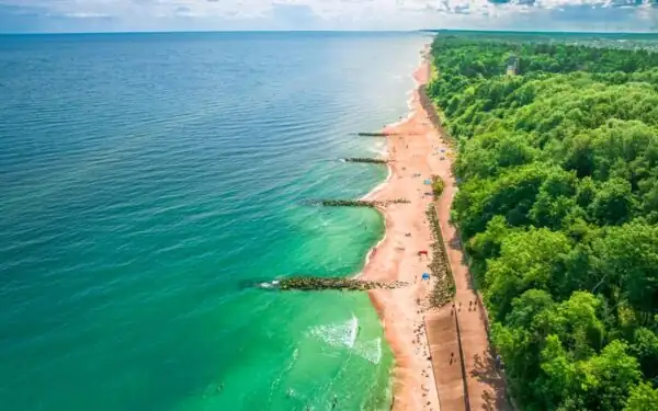 Niechorze an der Polnischen Ostsee – Erholung mit Leuchtturmblick