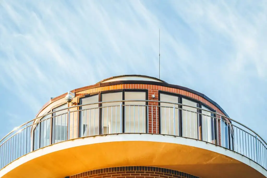 Aussichtsturm in Dębki nahe dem Strand mit Blick auf Kiefernwald, Dünen und Ostsee.