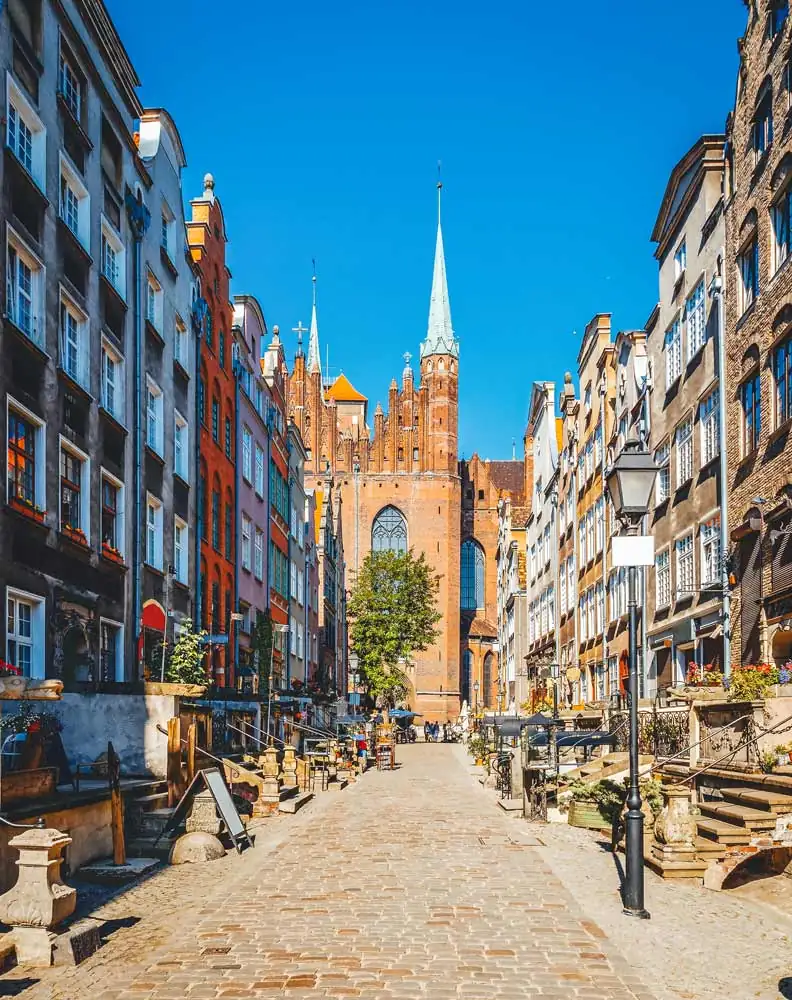 Frauengasse (Ulica Mariacka) in Danzig bei Tageslicht mit bunten historischen Häusern, Straßencafés und Besuchern in der Altstadt.