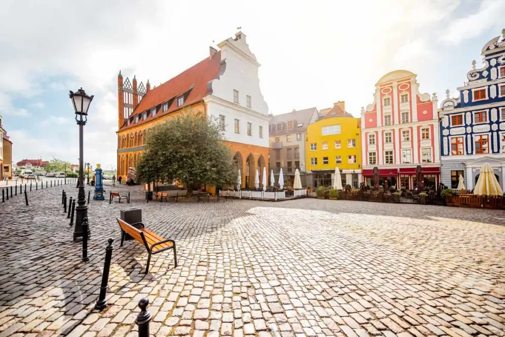 Heumarkt (Rynek Sienny) in Stettin mit dem gotischen Alten Rathaus, bunten Fassaden und Kopfsteinpflaster im historischen Stadtzentrum.