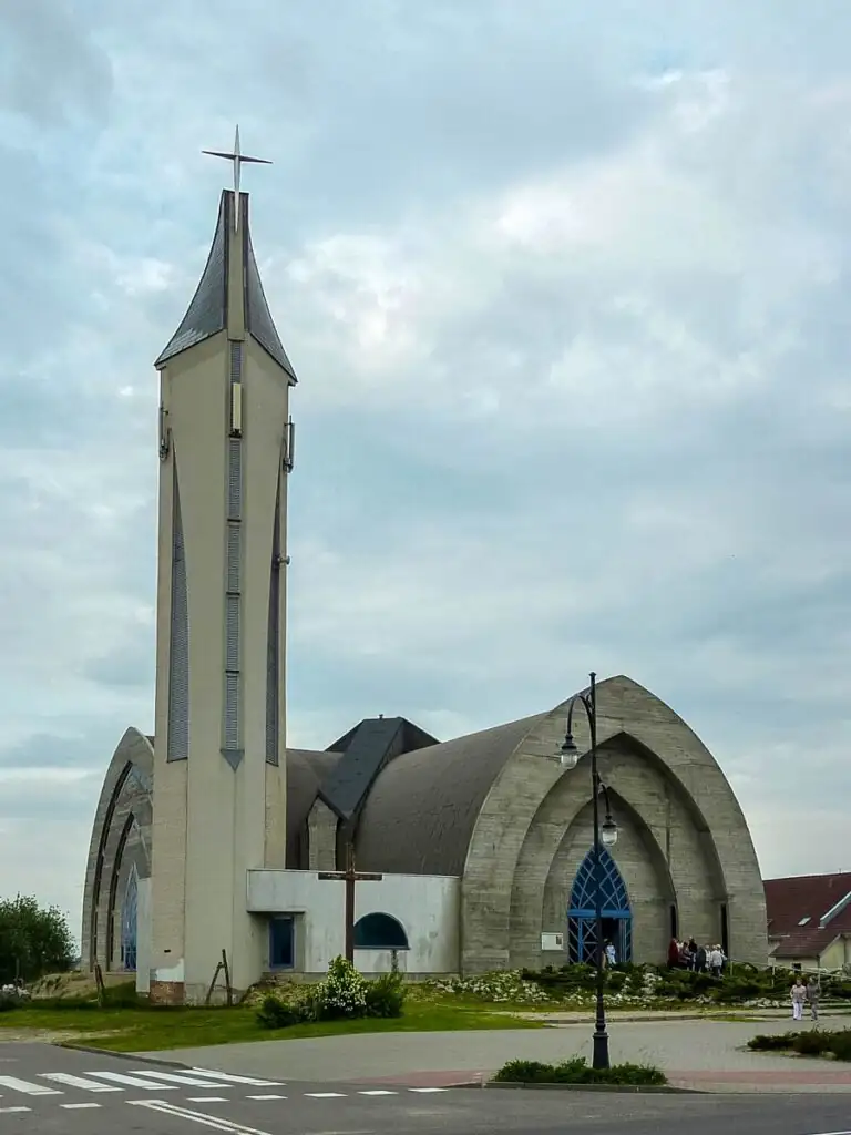 Außenansicht der modernen Kirche Kościół św. Jakuba Apostoła in Łeba