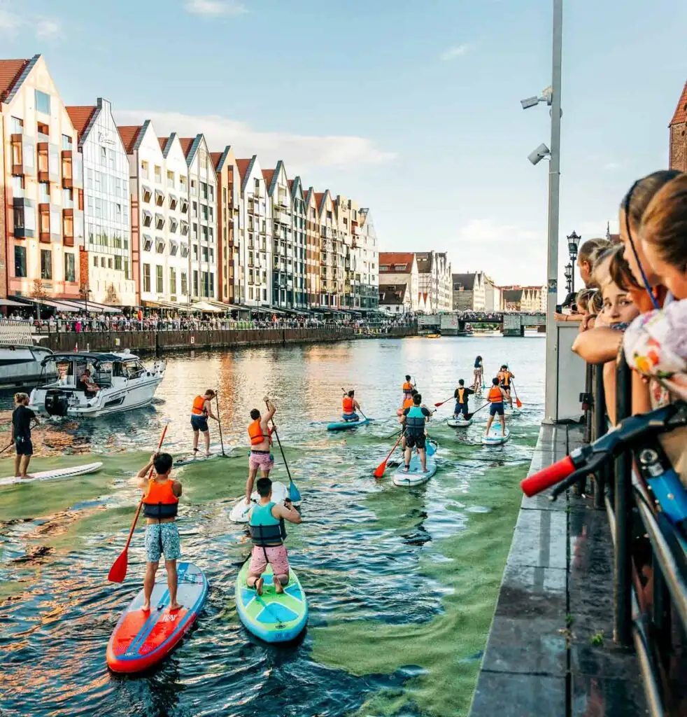 Teilnehmer einer SUP-Tour auf der Motława in Danzig