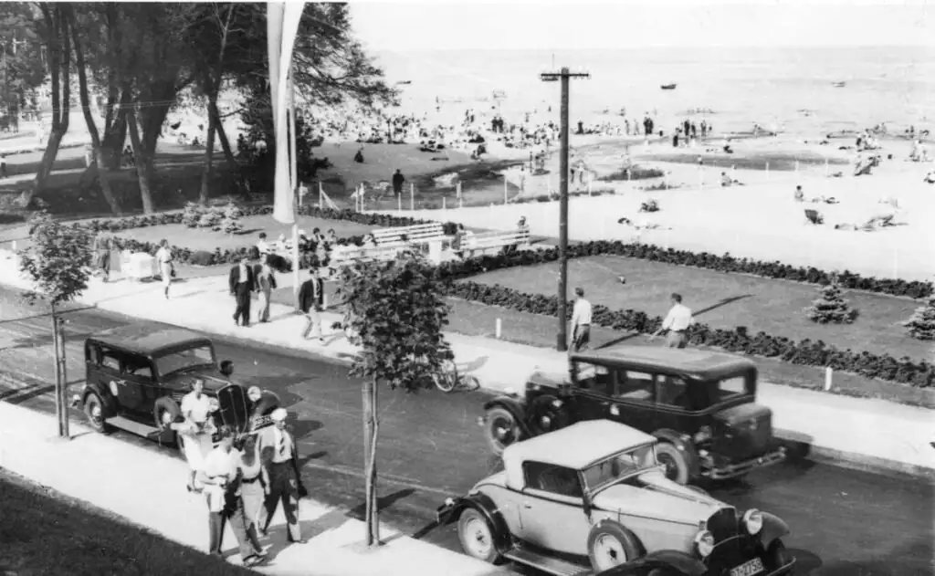 Badegäste am Strand von Gdynia-Orłowo im Jahr 1938